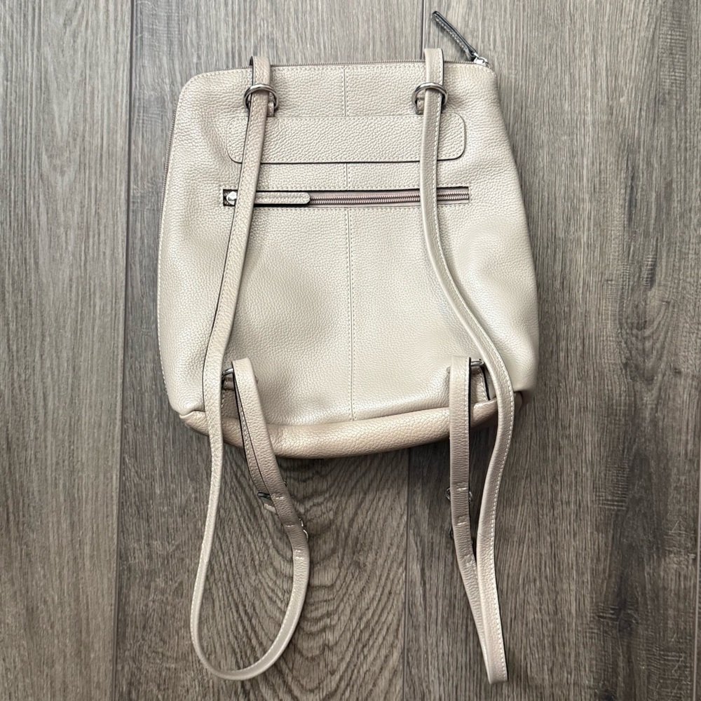 Clarks Pebbled Taupe/Beige Leather Convertible Backpack Shoulder Sling Bag Purse - Picture 2 of 5
